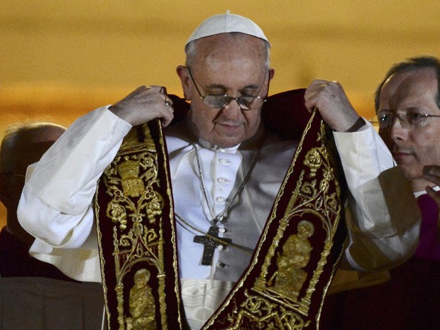 O recém-eleito papa Francisco, Cardeal Jorge Mario Bergoglio, dá a benção na varanda da Basílica de São Pedro (Foto: Dylan Martinez/Reuters)