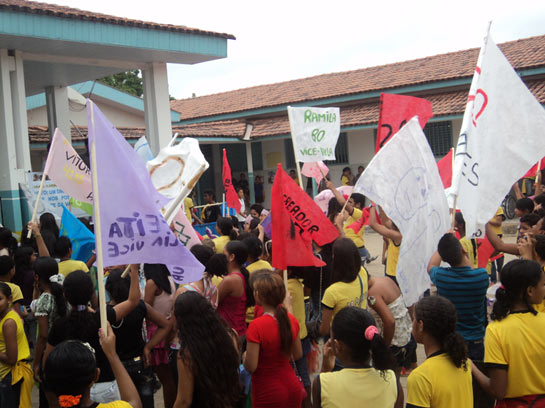 Estudantes simulam comício eleitoral: projeto de escola do interior paraense teve como propósito preparar os alunos para a vida em sociedade, formar eleitores e, possivelmente, candidatos (foto: arquivo do professor Adonias Oliveira)