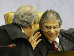 Os ministros Ayres Britto, relator das ações sobre união homossexual, e Ricardo Lewandowski durante julgamento no Supremo (Foto: Dida Sampaio / Agência Estado)